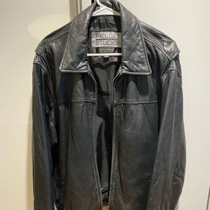 Soft vintage hip black Wilson M leather jacket!